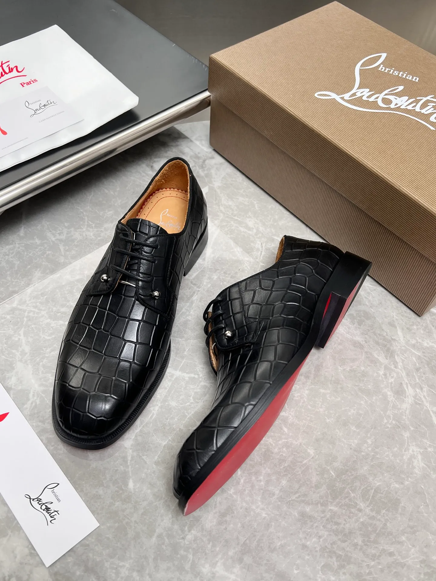[CL red sole] Top P: 900💰 Number of yards: 39~44 (38.4546. Customized, non-refundable) CL new men's formal shoes Loaf leather shoes Christia* Loubouti* red sole shoes The red sole is luxurious and elegant, reshaping the style boundary of casual formal wear. It is extremely innovative in material selection, and creates a rich visual and tactile experience through the collision of different materials! Made of top-grade calfskin/glossy patent leather/spliced ​​technical fabric in contrasting colors. The upper is stitched by hand with fine and even stitching. It is based on the square-toe loafer shoe shape, with neat and elegant lines, which fits the toughness of men's wear. The upper is embellished with metal rivets, injecting individual details into classic loafers, breaking the mediocrity of casual shoes, and giving a concrete expression of "low-key luxury". From the original color/red cowhide lining inside the shoe to the instantly recognizable red sole, the "red sole" is not only the brand's visual identity, but also a "luxury codeword" when walking. The red sole exposed inadvertently conveys taste and identity instantly. From the innovative splicing of materials, to the personalized fusion of design, to the ingenious inheritance of craftsmanship, the Christian Louboutin men's loafer series is not only a pair of casual shoes, but also a "yuppie style" dressing weapon for men. Whether it is a casual business meeting or a casual look for daily travel, it can help you become a unique and stylish man in every occasion with its "red Loaf" attitude.